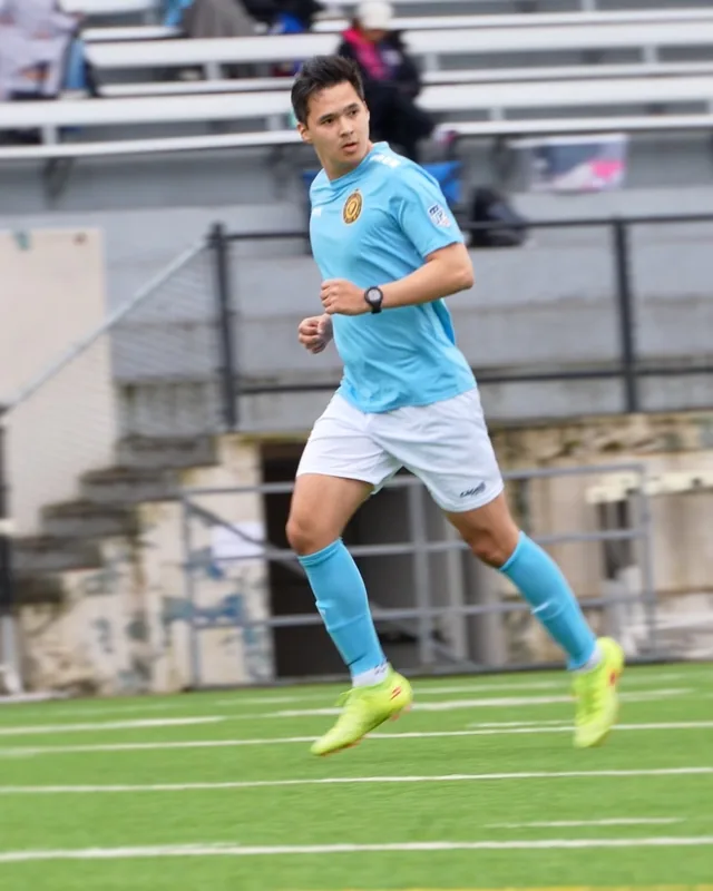 Marat mid-match in a light blue kit
